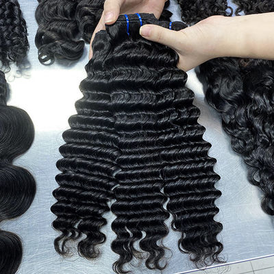 Capelli umani crudi, fasci di capelli vergini brasiliani.