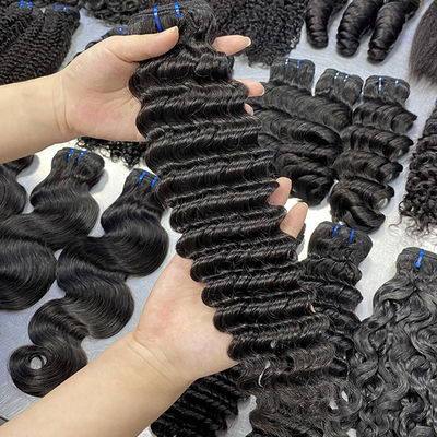 Capelli umani crudi, fasci di capelli vergini brasiliani.
